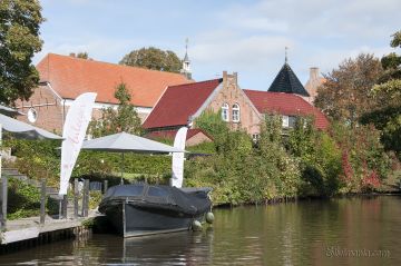 Blick vom Boot und Kanal auf die Anwesen