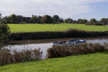 Blick von der Mühle auf ein Boot der Kanalfahrt