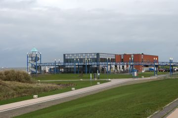 "Haus des Gastes" vom Deich aus